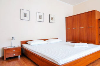 Шикарная двуспальная кровать