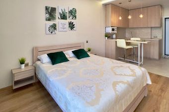 Шикарная двуспальная кровать в студии