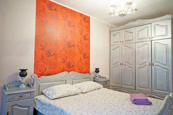 Стильная спальня с красивым панно на стене