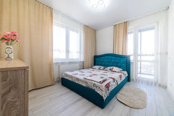 Бежевая спальня с синей кроватью