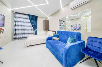 Современная студия с двуспальной кроватью и диваном