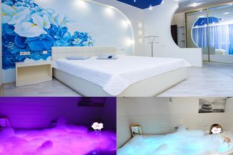 Бело-голубая спальная и джакузи